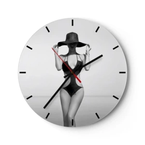 Ceas de perete - Ceas pe sticlă - O femeie într-un costum de baie negru și o pălărie pe fundalul mării - 30x30cm - Numele meu este: Eleganța - Decorațiune modernă pentru perete pentru living, bucătărie și dormitor ARTTOR