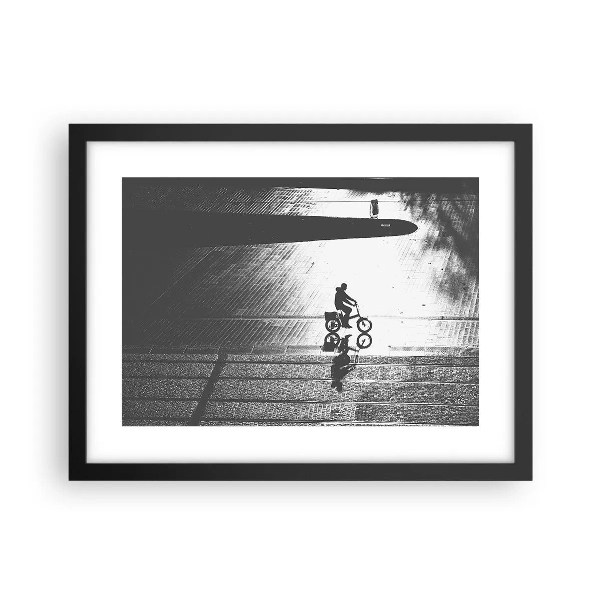 Poster în ramă neagră - Înainte, prin oraș - 40x30 cm