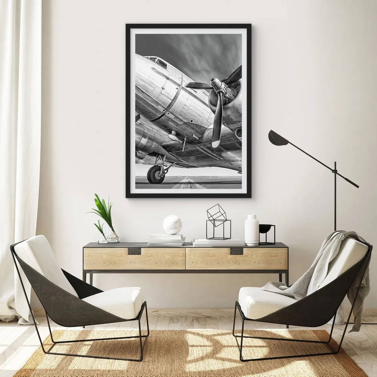 Poster în ramă neagră - O fotografie alb-negru de aproape a unui avion clasic. - 50x70cm - Întotdeauna gata de zbor - Decorațiune modernă pentru perete pentru living și dormitor ARTTOR