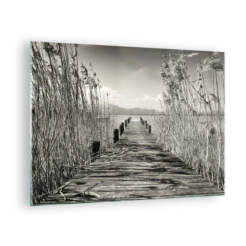 Tablou pe sticlă - Un pod de lemn trece prin iarbă peste un lac liniștit. - 70x50cm - În intimitatea ierburilor - Decorațiune modernă pentru perete pentru living și dormitor ARTTOR