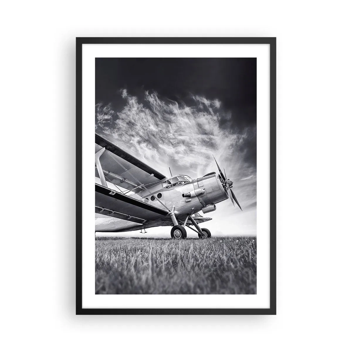 Poster în ramă neagră - O imagine alb-negru a unui avion pe un cer dinamic. - 50x70cm - Rătăcitorul înaripat - Decorațiune modernă pentru perete pentru living și dormitor ARTTOR