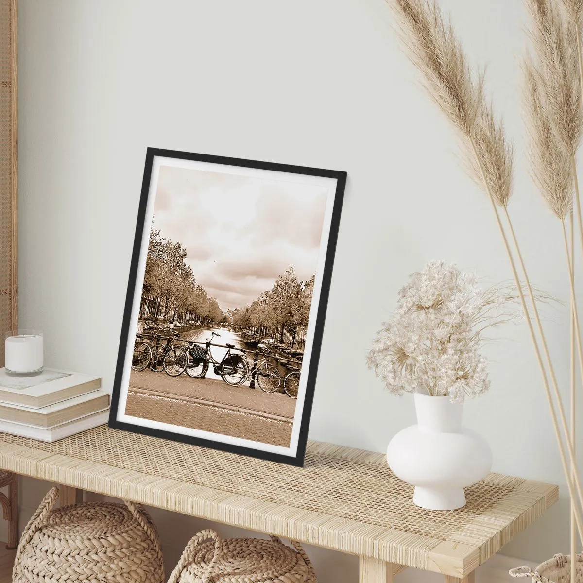Poster în ramă neagră - Biciclete în tonuri sepia lângă canal - 50x70cm - Atmosfera olandeză - Decorațiune modernă pentru perete pentru living și dormitor ARTTOR