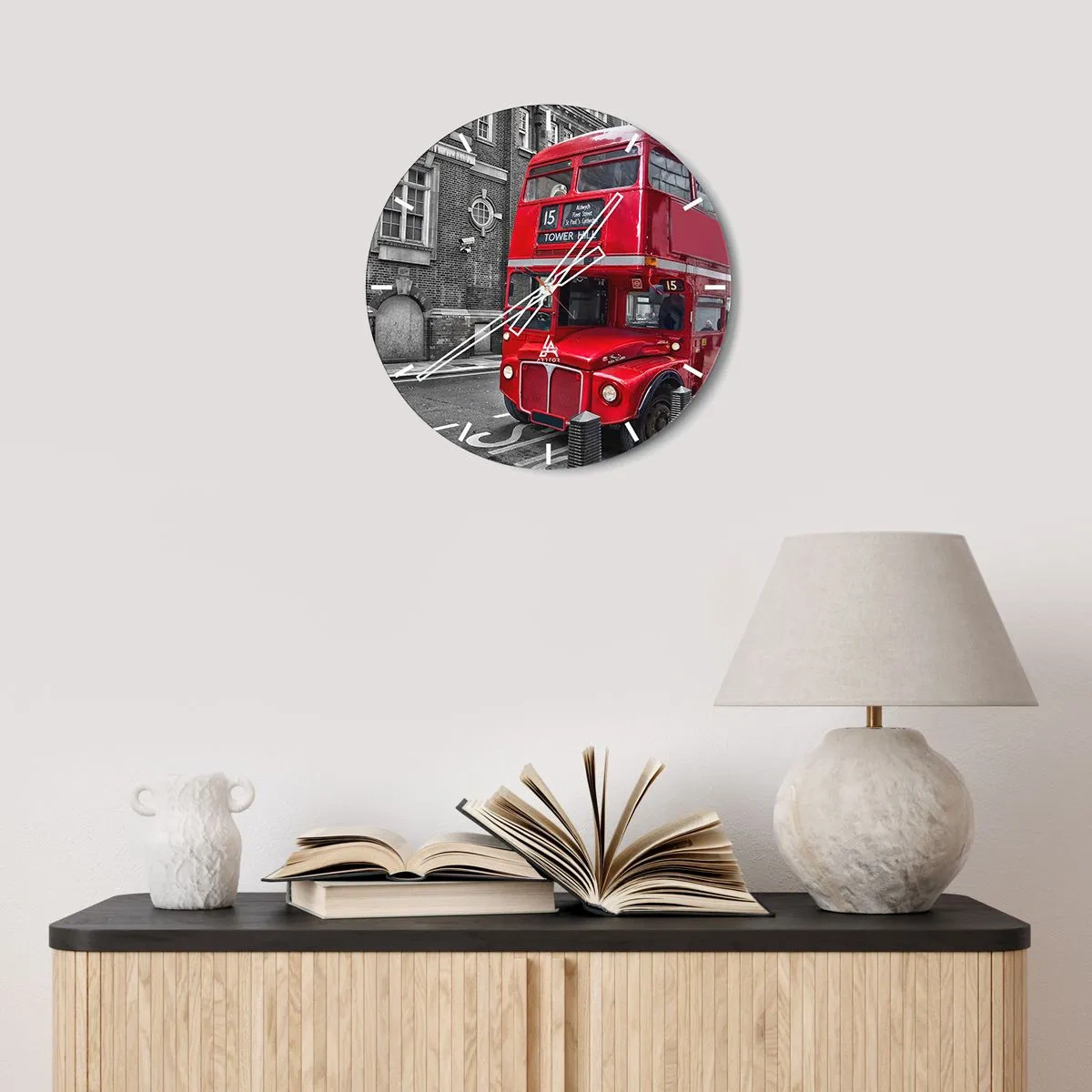 Ceas de perete - Ceas pe sticlă - Un autobuz roșu londonez pe fundalul unor clădiri istorice - 30x30cm - Întotdeauna la fel - Decorațiune modernă pentru perete pentru living, bucătărie și dormitor ARTTOR