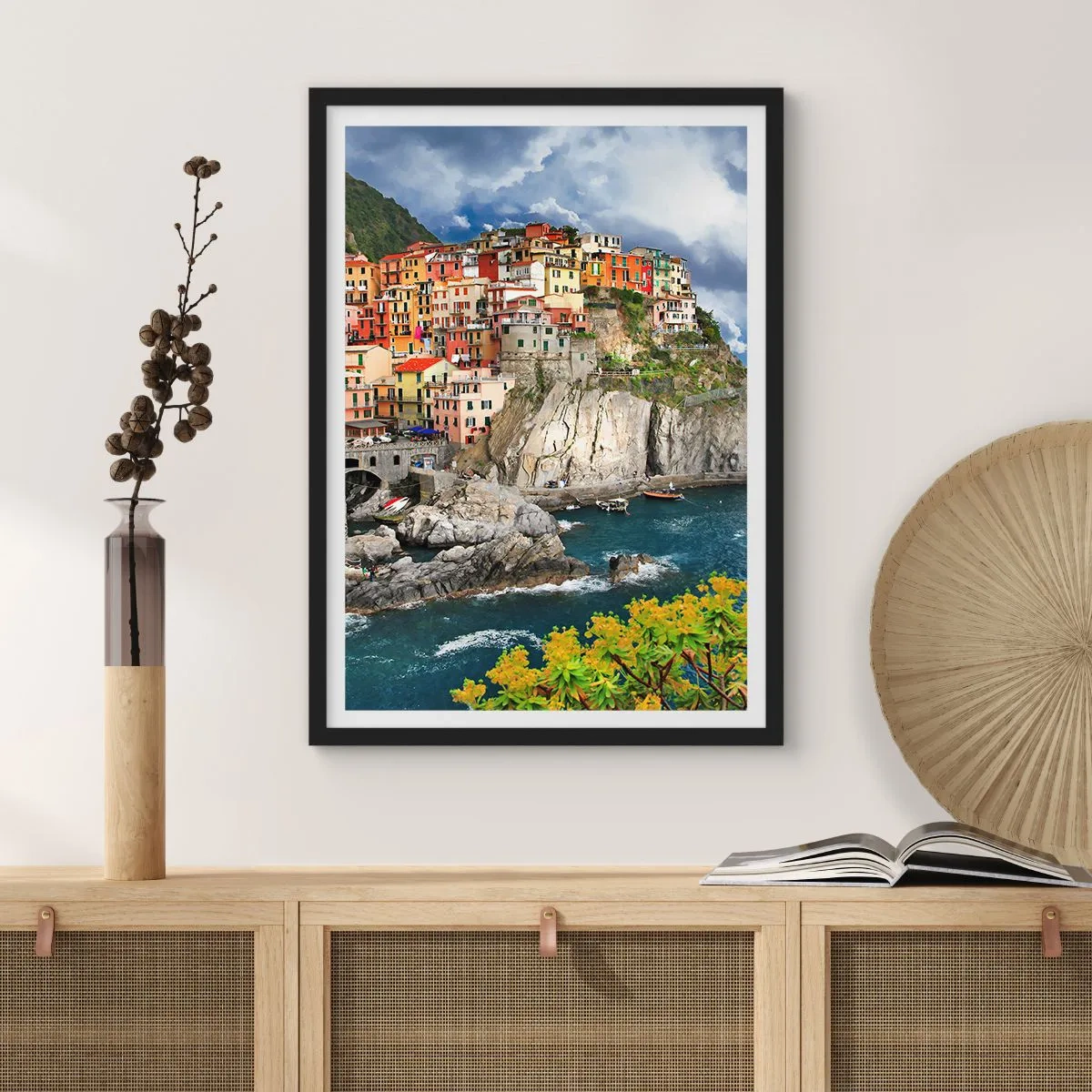 Poster în ramă neagră - Case colorate pe stânci lângă mare, într-un oraș pitoresc - 50x70cm - Îmbrățișați de stânci - Decorațiune modernă pentru perete pentru living și dormitor ARTTOR