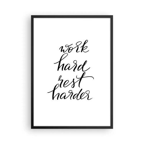 Poster în ramă neagră - Inscripție motivațională „Muncește din greu, odihnește-te mai mult” pe fundal alb - 50x70cm - Echilibrul vieții - Decorațiune modernă pentru perete pentru living și dormitor ARTTOR
