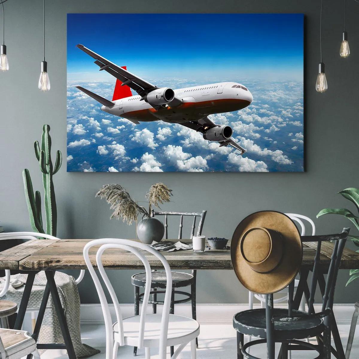 Tablou pe pânză Canvas - Un avion de pasageri zburând deasupra norilor pe un cer albastru. - 70x50cm - Evadare din viața de zi cu zi - Decorațiune modernă pentru perete pentru living și dormitor ARTTOR