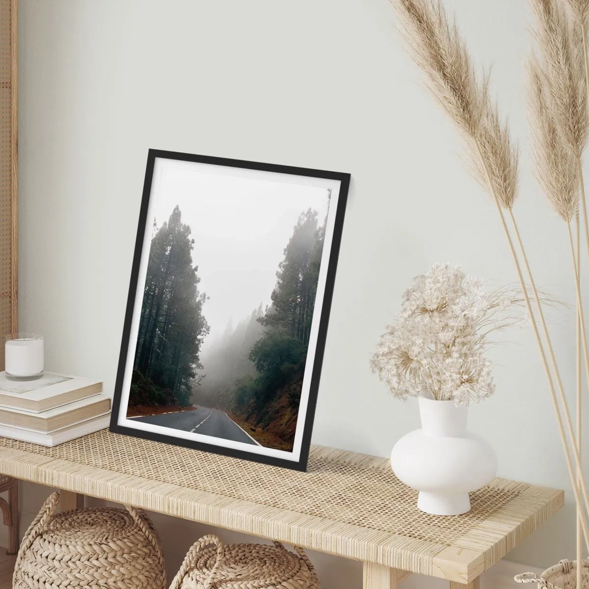 Poster în ramă neagră - Un drum șerpuitor printre copaci învăluiți în ceață - 50x70cm - O poveste din Pădurea Magică - Decorațiune modernă pentru perete pentru living și dormitor ARTTOR