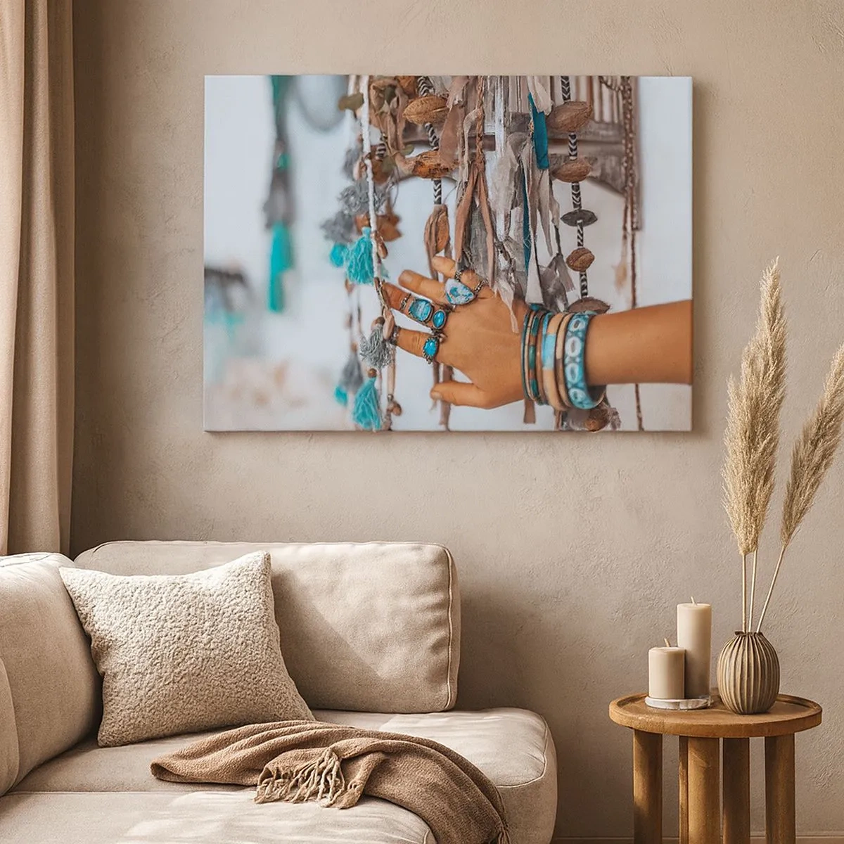 Tablou pe pânză Canvas - O mână împodobită cu bijuterii boho cu decorațiuni în fundal - 70x50cm - Comori locale - Decorațiune modernă pentru perete pentru living și dormitor ARTTOR