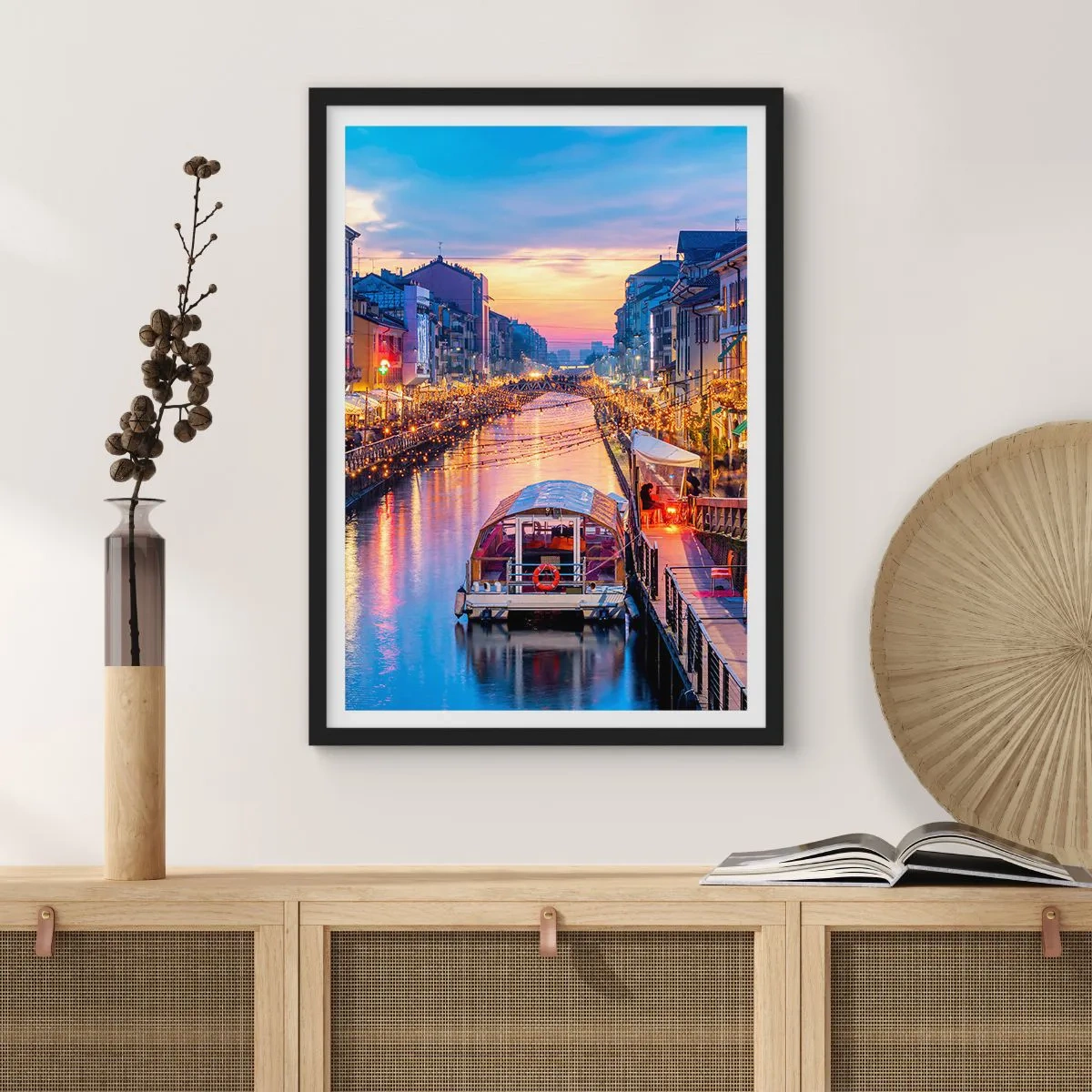 Poster în ramă neagră - Canal cu barcă și iluminare de seară într-un apus de soare pastelat - 50x70cm - O seară de lumină și distracție - Decorațiune modernă pentru perete pentru living și dormitor ARTTOR