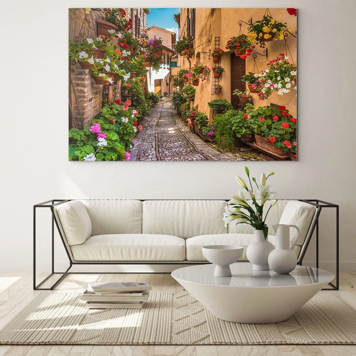Tablou pe sticlă - alee italiană fermecătoare cu flori în ghiveci și o stradă pietruită - 70x50cm - Străduță italiană - Decorațiune modernă pentru perete pentru living și dormitor ARTTOR