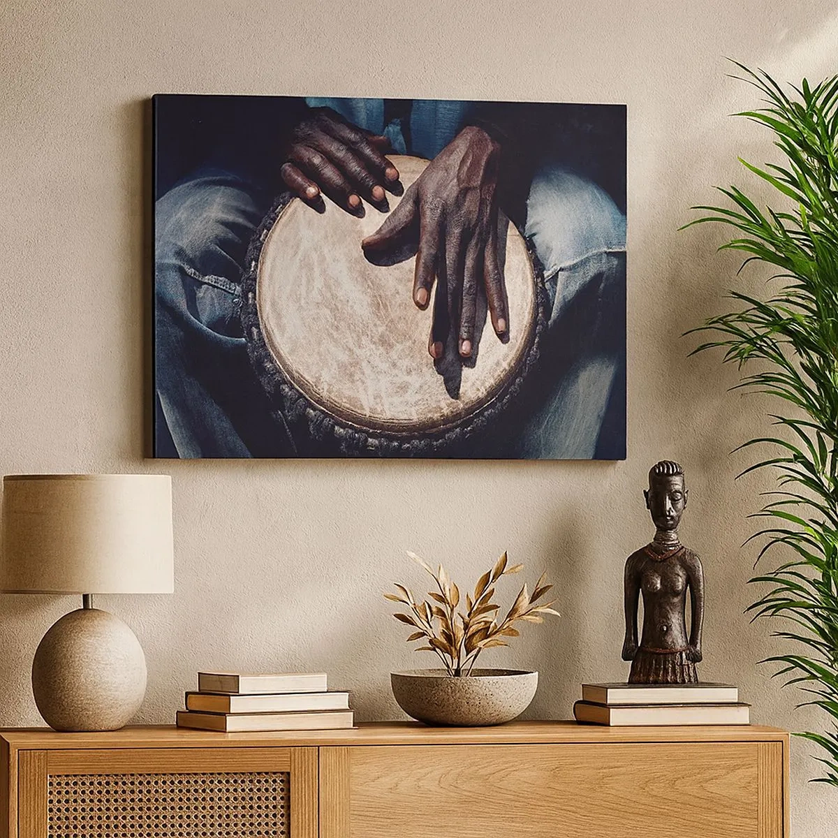 Tablou pe pânză Canvas - Mâini cântând la o tobă djembe într-o compoziție dinamică - 70x50cm - Trăiește în ritmul tău - Decorațiune modernă pentru perete pentru living și dormitor ARTTOR