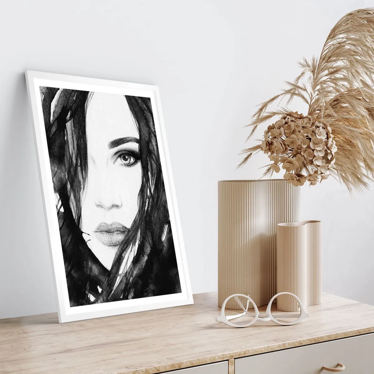 Poster în ramă albă - Studiu unei dame în alb și negru - 61x91 cm
