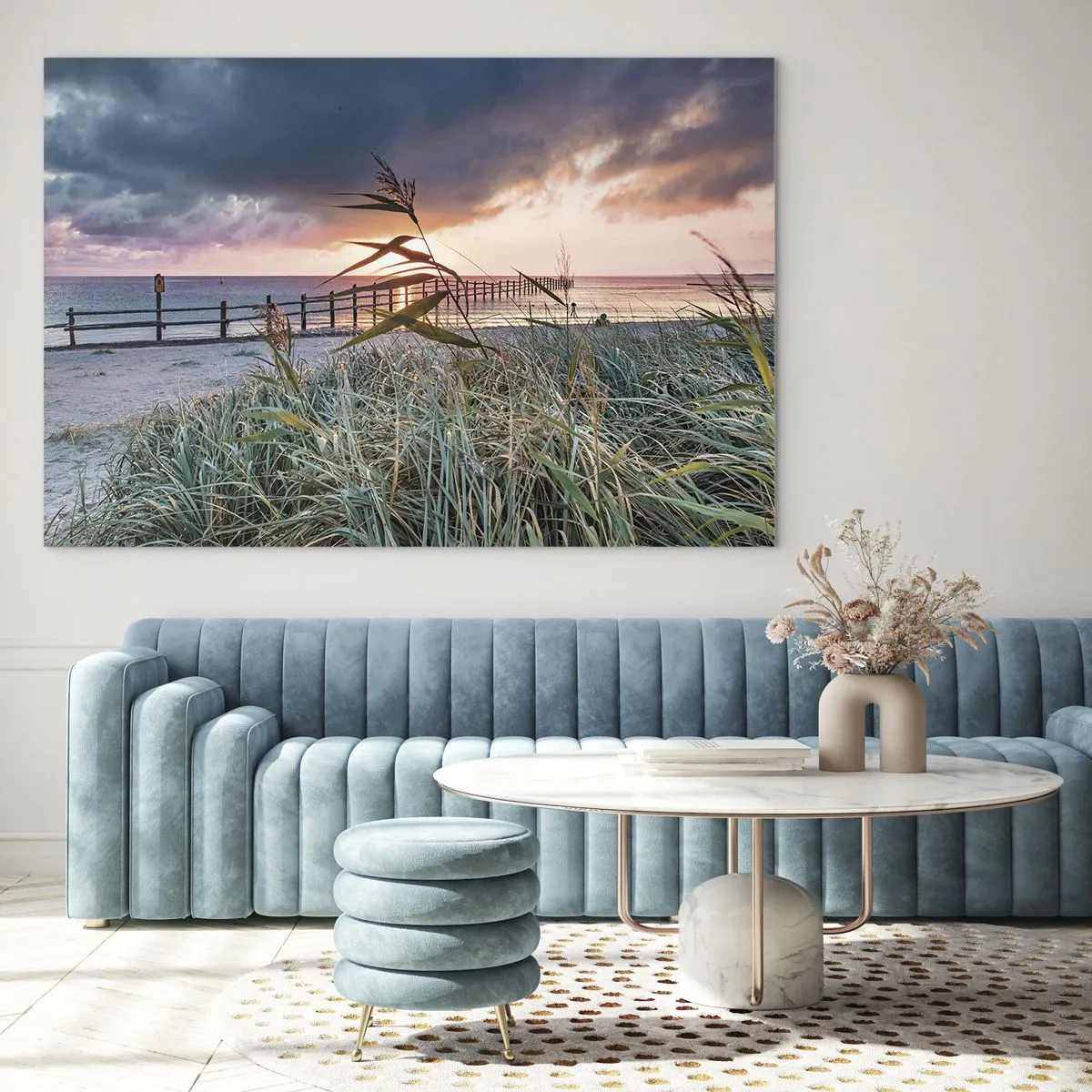 Tablou pe sticlă - Plaja la apus cu vedere la dig, înconjurată de iarbă - 70x50cm - Nu trece cu vântul - Decorațiune modernă pentru perete pentru living și dormitor ARTTOR