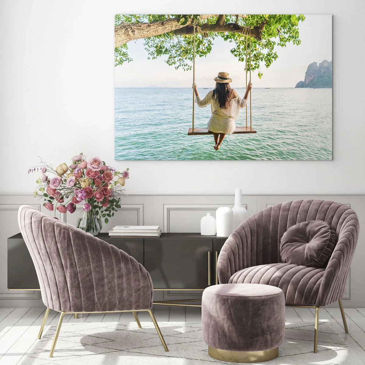 Tablou pe sticlă - Femeie pe un leagăn lângă mare într-un cadru tropical - 70x50cm - Viața este frumoasă - Decorațiune modernă pentru perete pentru living și dormitor ARTTOR