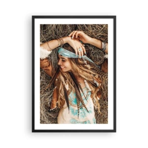 Poster în ramă neagră - O femeie în stil boho, cu dreaduri și ornamente, pe un fundal de iarbă uscată. - 50x70cm - În drum spre vara iubirii - Decorațiune modernă pentru perete pentru living și dormitor ARTTOR
