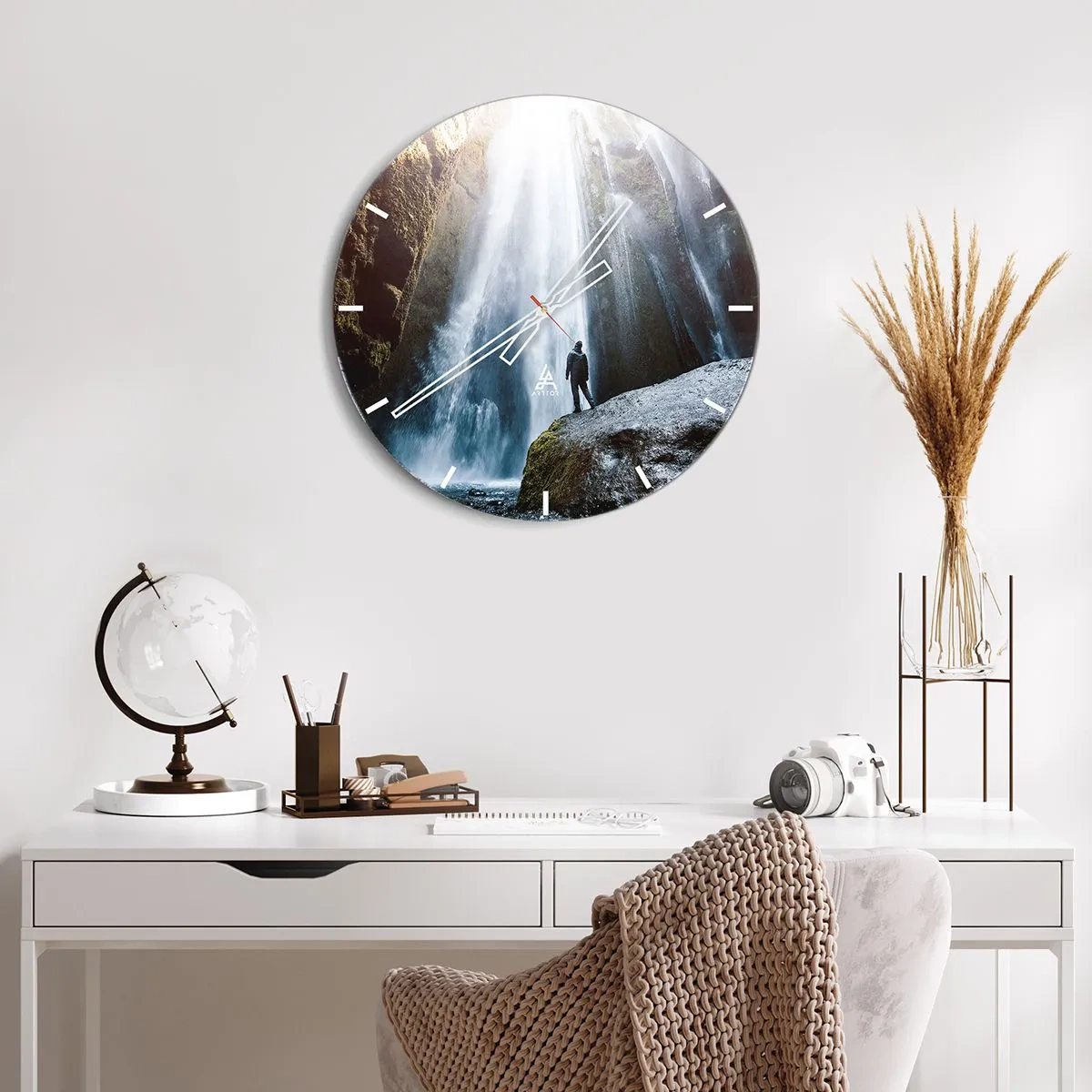 Ceas de perete - Ceas pe sticlă - O figură stând la poalele unei cascade în lumina soarelui - 30x30cm - Restabilirea proporțiilor - Decorațiune modernă pentru perete pentru living, bucătărie și dormitor ARTTOR