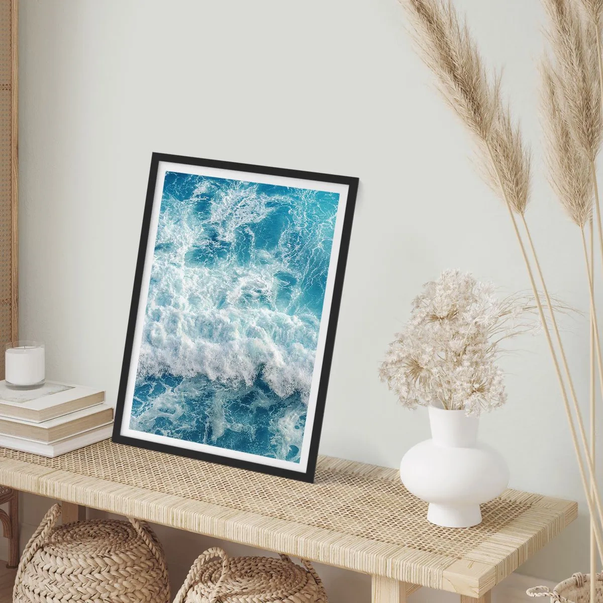 Poster în ramă neagră - Valuri dinamice ale mării în nuanțe de albastru - 50x70cm - Cu bucurie și în salturi - Decorațiune modernă pentru perete pentru living și dormitor ARTTOR
