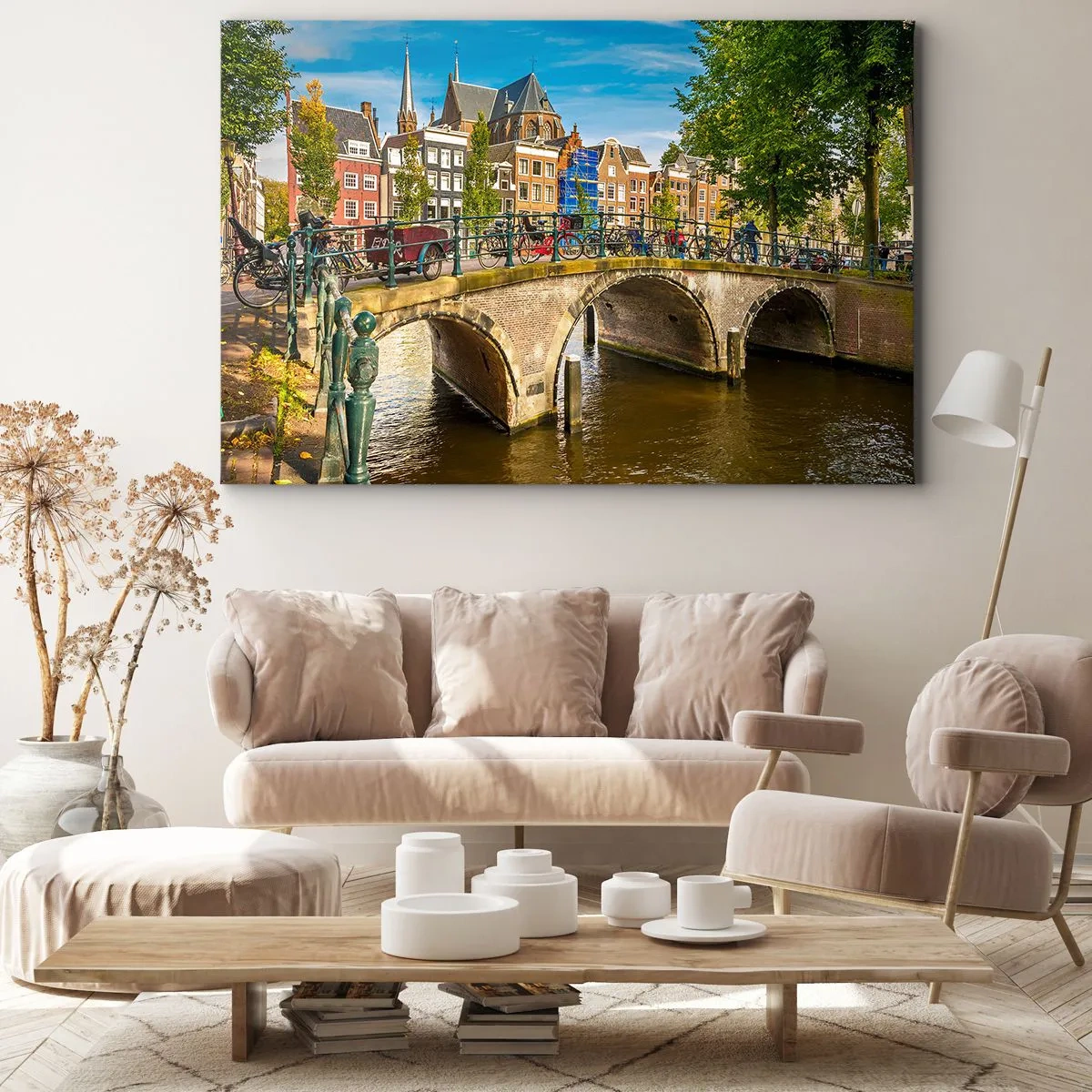 Tablou pe pânză Canvas - Un canal pitoresc cu un pod în Amsterdam - 70x50cm - Primăvara lângă canal - Decorațiune modernă pentru perete pentru living și dormitor ARTTOR