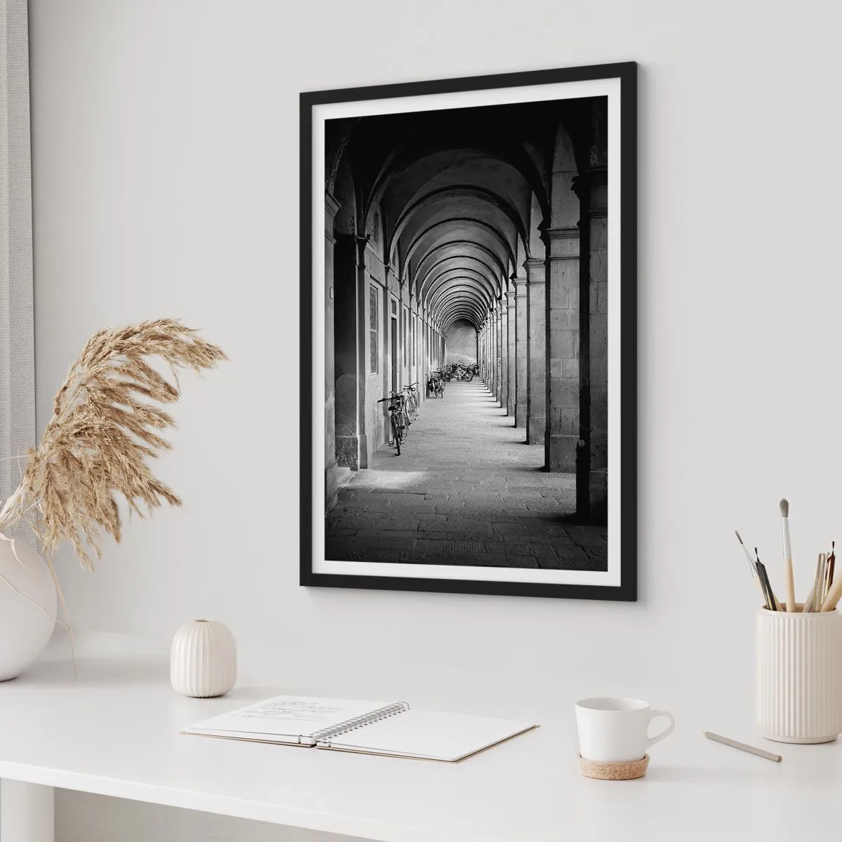 Poster în ramă neagră - Arhitectura alb-negru a arcadelor - 50x70cm - Sub arcade - Decorațiune modernă pentru perete pentru living și dormitor ARTTOR