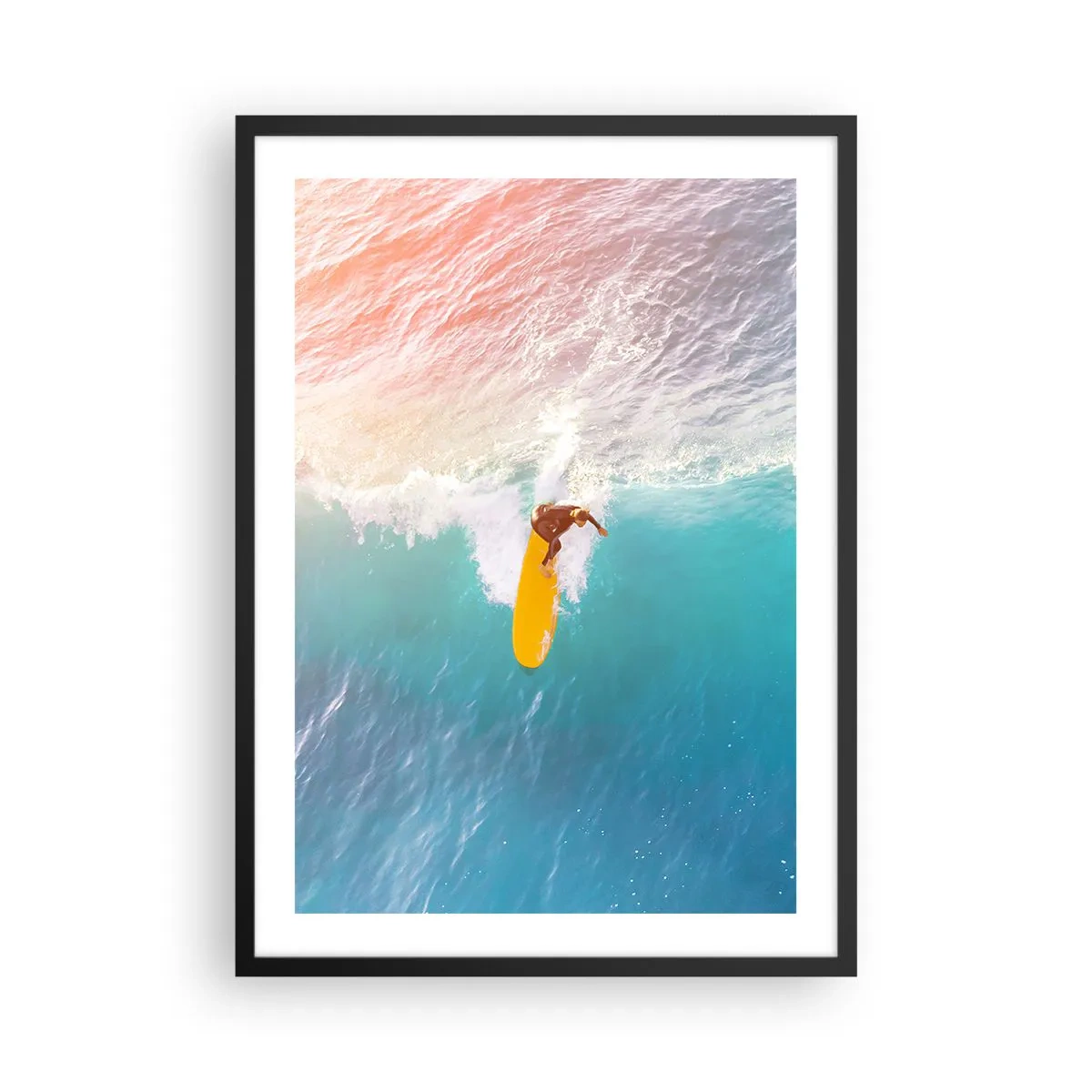 Poster în ramă neagră - Un surfer călărind un val în razele soarelui apus - 50x70cm - Călărețul oceanului - Decorațiune modernă pentru perete pentru living și dormitor ARTTOR