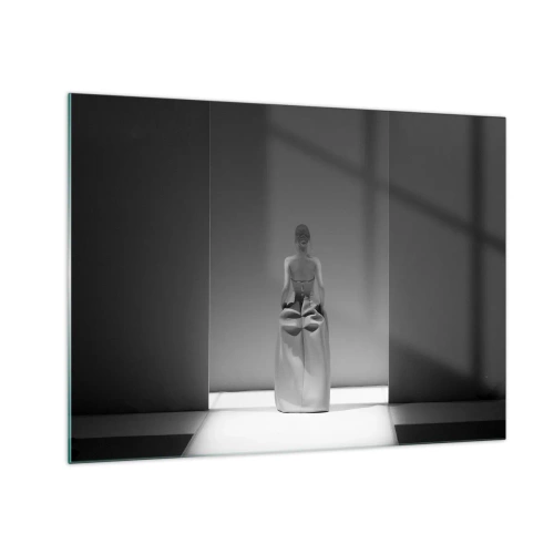 Tablou pe sticlă - O fotografie alb-negru a unei femei într-o rochie pe un fundal luminos. - 70x50cm - Simplitate sofisticată - Decorațiune modernă pentru perete pentru living și dormitor ARTTOR