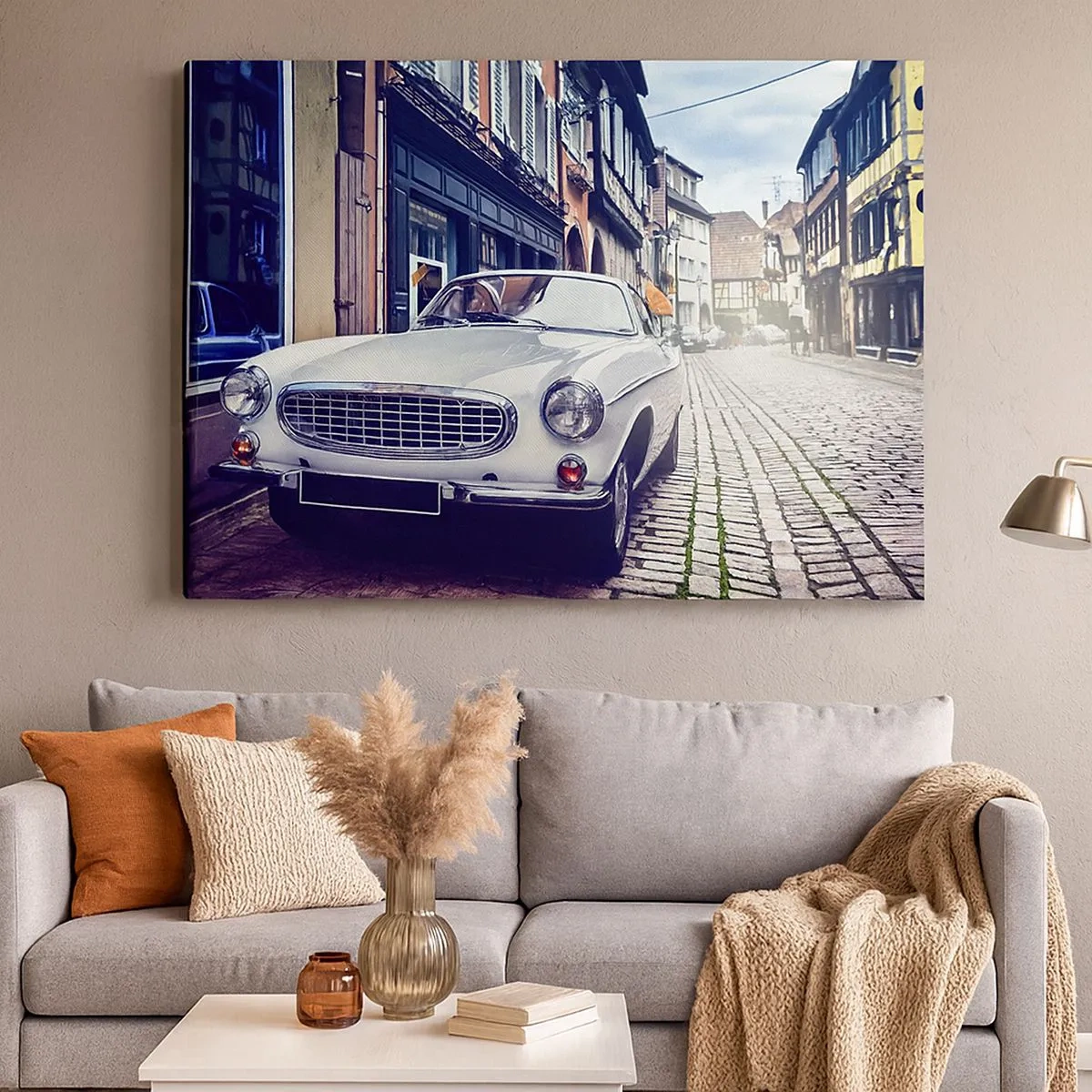 Tablou pe pânză Canvas - O mașină albă clasică pe o stradă pietruită a orașului - 70x50cm - Trecutul este astăzi - Decorațiune modernă pentru perete pentru living și dormitor ARTTOR