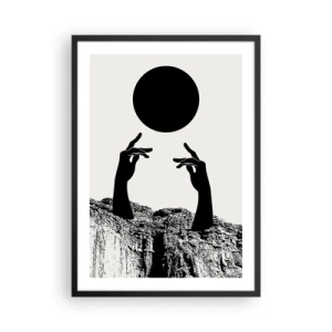 Poster în ramă neagră - Mâini simbolice care întind mâna după o minge neagră pe un fundal de pietre - 50x70cm - Compoziție suprarealistă: soarele și tot restul - Decorațiune modernă pentru perete pentru living și dormitor ARTTOR