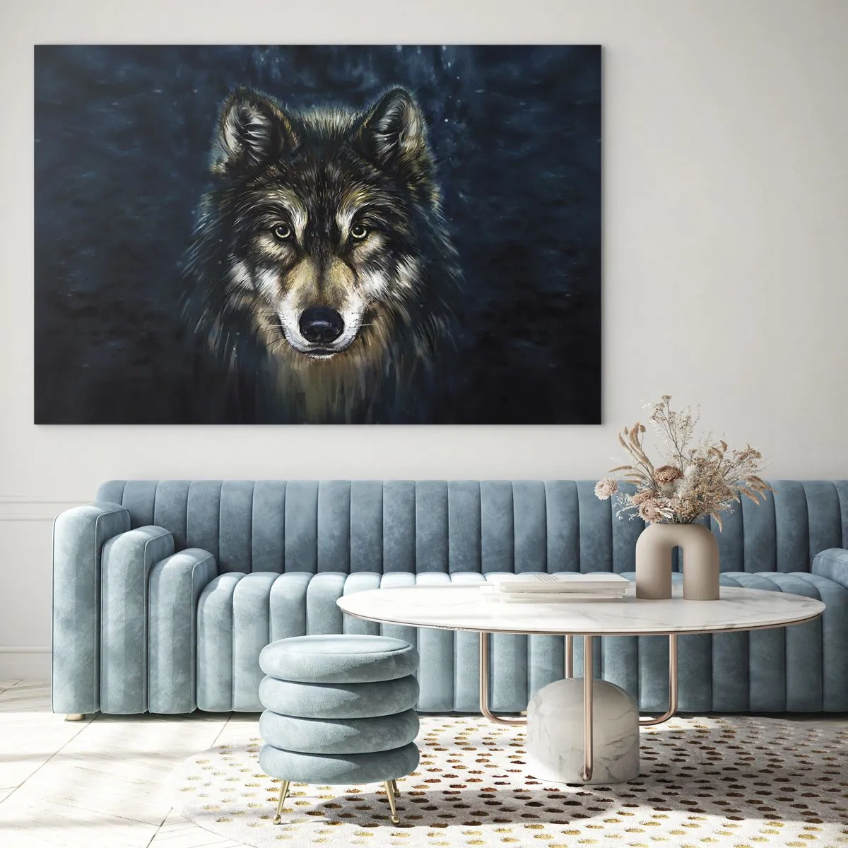 Tablou pe sticlă - Un lup pe un fundal întunecat de pădure, într-un stil realist. - 70x50cm - Alfa? Și omega - Decorațiune modernă pentru perete pentru living și dormitor ARTTOR