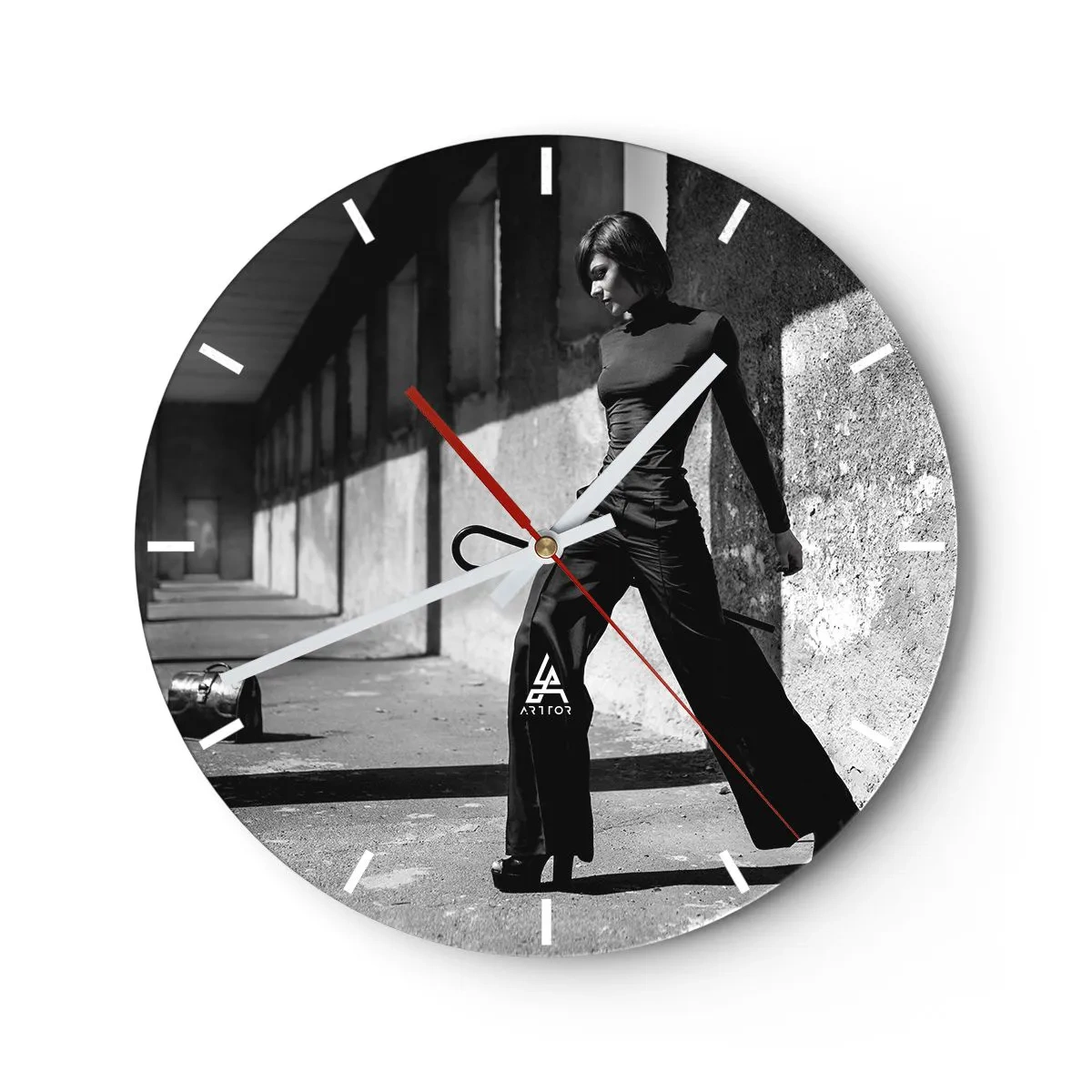 Ceas de perete - Ceas pe sticlă - Fotografie alb-negru a unei femei într-o ținută elegantă, într-un cadru industrial. - 30x30cm - Eleganță urbană - Decorațiune modernă pentru perete pentru living, bucătărie și dormitor ARTTOR