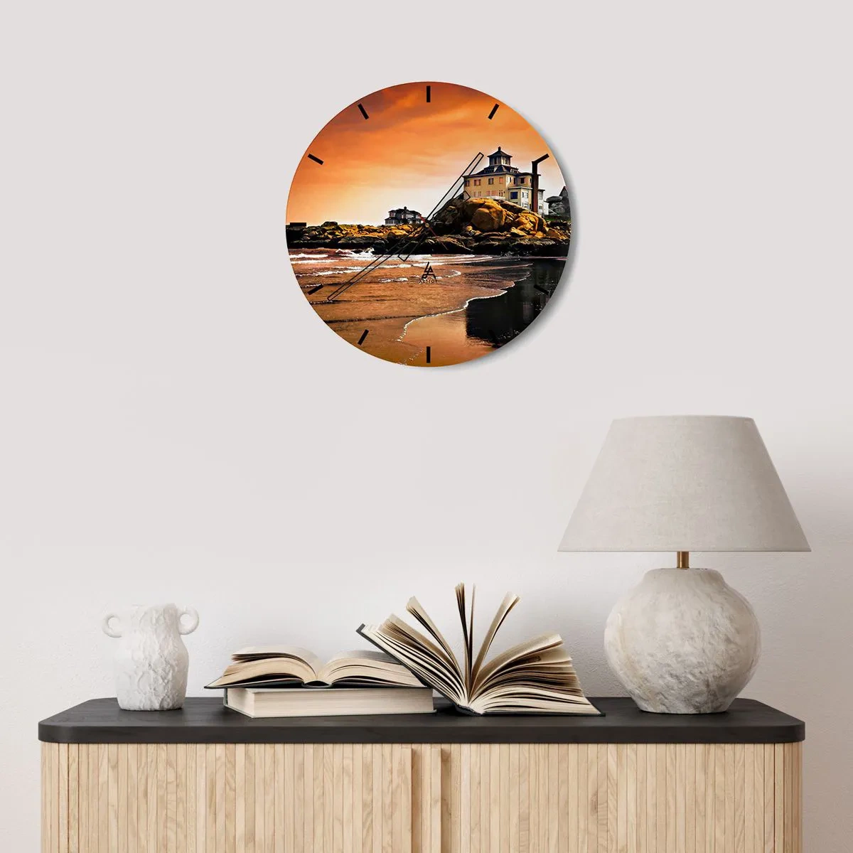 Ceas de perete - Ceas pe sticlă - O casă pe o coastă stâncoasă la apus - 30x30cm - Eleganța coastei de vest - Decorațiune modernă pentru perete pentru living, bucătărie și dormitor ARTTOR