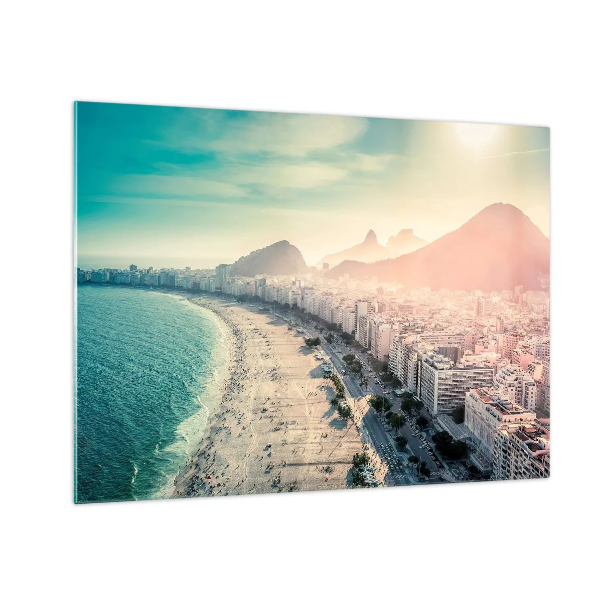 Tablou pe sticlă - Panoramă a plajei cu clădiri urbane și un fundal montan - 70x50cm - Vacanță perpetuă în Rio - Decorațiune modernă pentru perete pentru living și dormitor ARTTOR