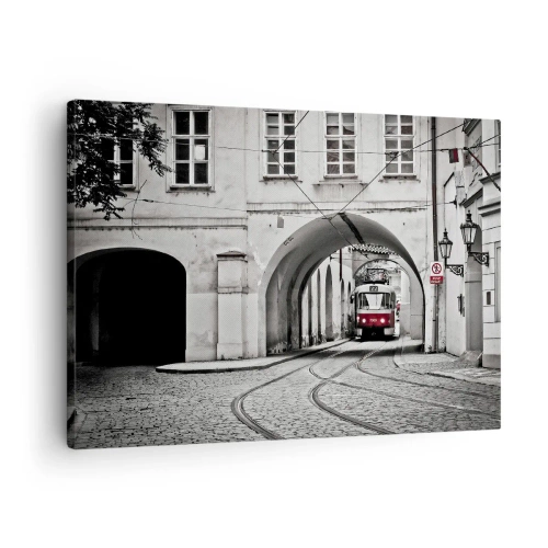 Tablou pe pânză Canvas - Un tramvai alb-negru pe o stradă istorică a orașului - 70x50cm - Printr-un labirint urban - Decorațiune modernă pentru perete pentru living și dormitor ARTTOR