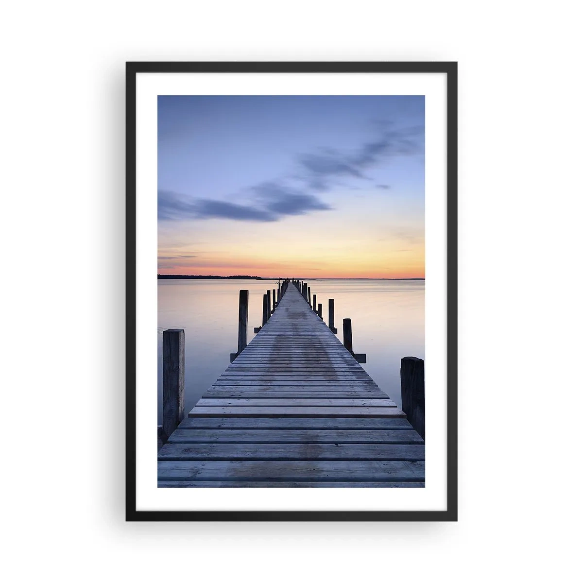 Poster în ramă neagră - Digul de pe malul lacului la apus - 50x70cm - Calmul unui amurg senin - Decorațiune modernă pentru perete pentru living și dormitor ARTTOR