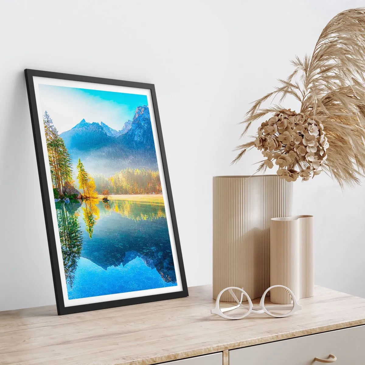 Poster în ramă neagră - Un lac de munte înconjurat de pădure și vârfuri reflectate în apă - 50x70cm - Maiestate și dulceață - Decorațiune modernă pentru perete pentru living și dormitor ARTTOR