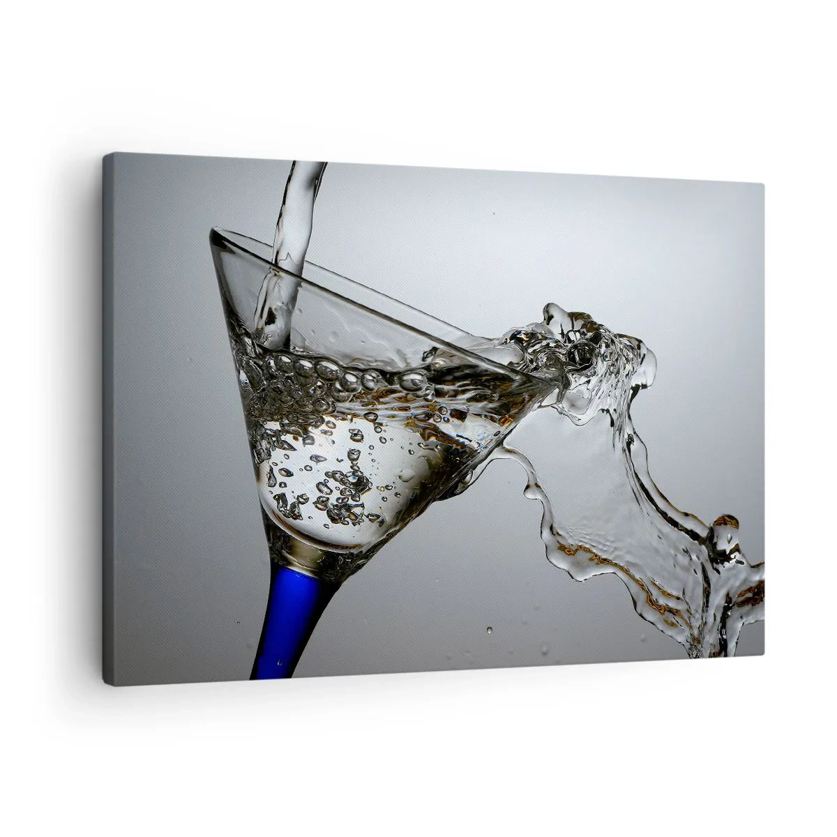 Tablou pe pânză Canvas - Un pahar cu apă în mișcare pe un fundal deschis - 70x50cm - Apă pură în sticlă de cristal - Decorațiune modernă pentru perete pentru living și dormitor ARTTOR