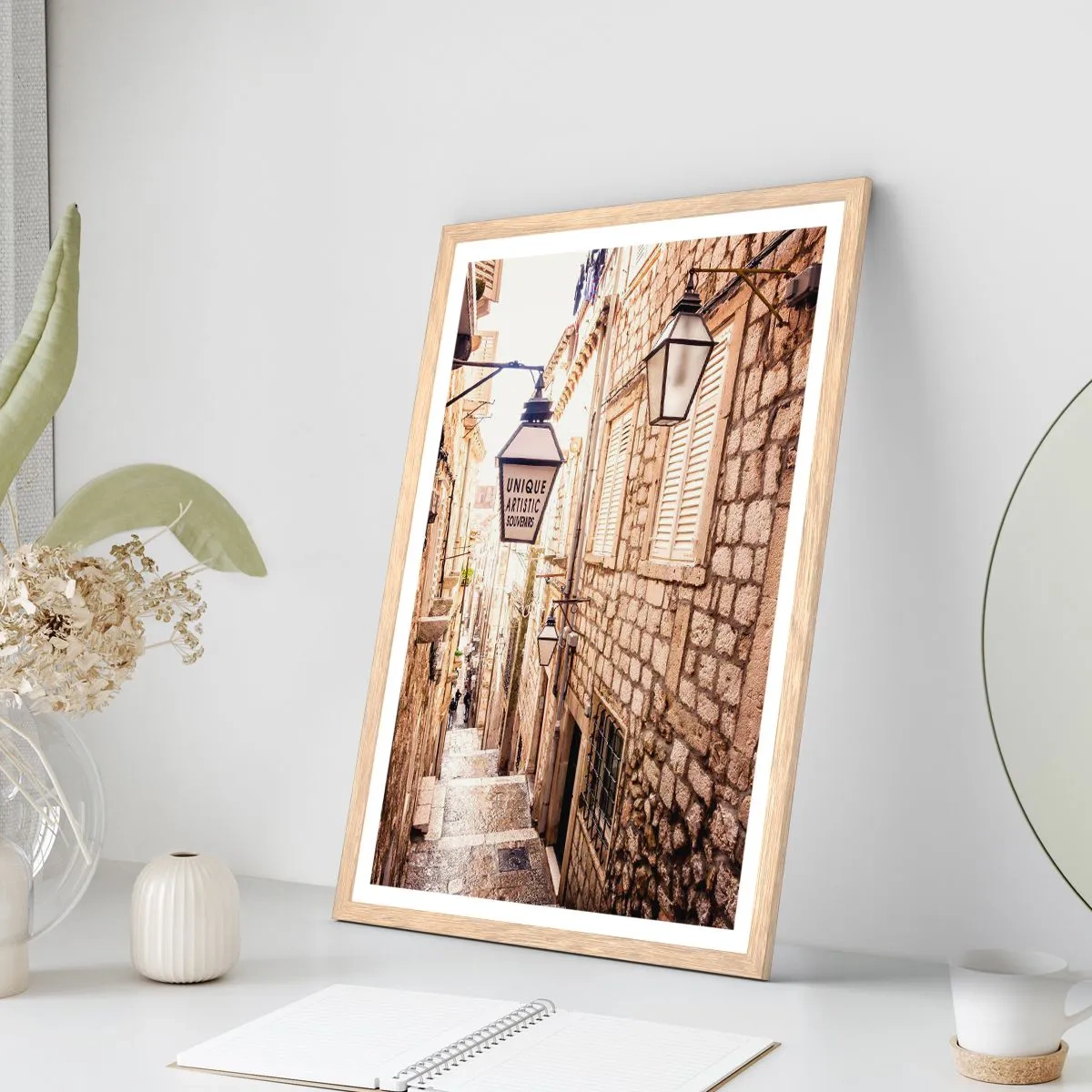 Poster în ramă de stejar deschis - O străduță fermecătoare - 70x100 cm