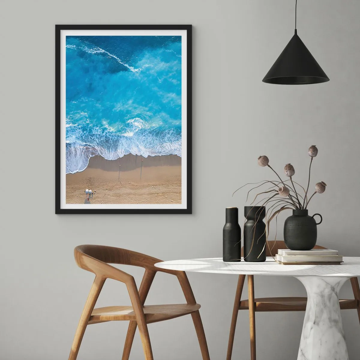 Poster în ramă neagră - Vedere aeriană a valurilor oceanului care se izbesc de țărm - 50x70cm - Puterea albastrului - Decorațiune modernă pentru perete pentru living și dormitor ARTTOR