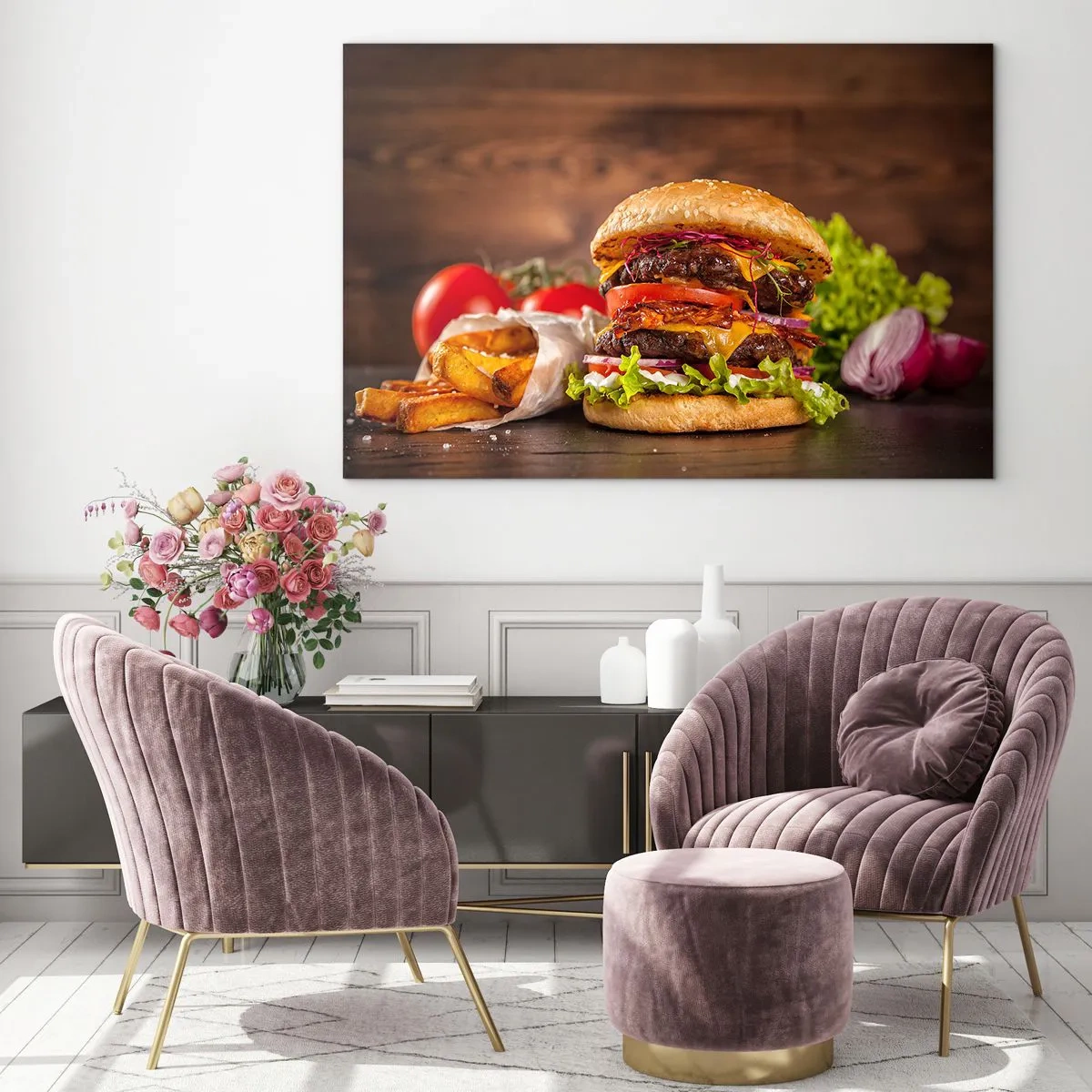Tablou pe sticlă - Burger suculent cu toppinguri și cartofi prăjiți pe fundal de lemn - 70x50cm - Fruct interzis - Decorațiune modernă pentru perete pentru living și dormitor ARTTOR