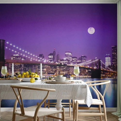Tapet Premium Canvas - Luminile marelui oraș în mov - Oraș, New York, Podul Brooklyn - 250x175 cm