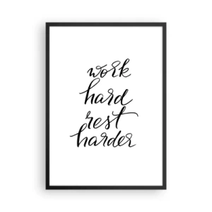 Poster în ramă neagră - Inscripție motivațională „Muncește din greu, odihnește-te mai mult” pe fundal alb - 50x70cm - Echilibrul vieții - Decorațiune modernă pentru perete pentru living și dormitor ARTTOR