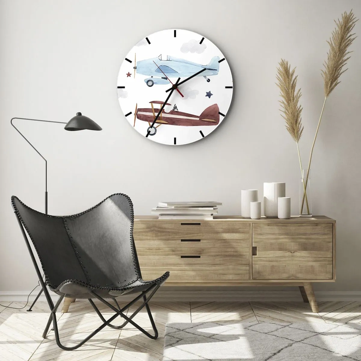 Ceas de perete - Ceas pe sticlă - Ilustrație a două avioane în stil retro pe un fundal înnorat - 30x30cm - Domnule Pilot, vă așteptăm! - Decorațiune modernă pentru perete pentru living, bucătărie și dormitor ARTTOR