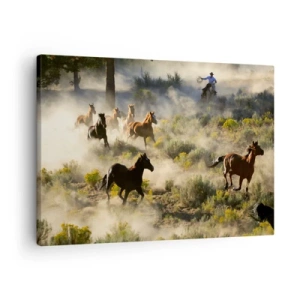 Tablou pe pânză Canvas - O turmă de cai sălbatici galopând prin praf și vegetație - 70x50cm - Rivalitatea - libertate sau putere masculină? - Decorațiune modernă pentru perete pentru living și dormitor ARTTOR