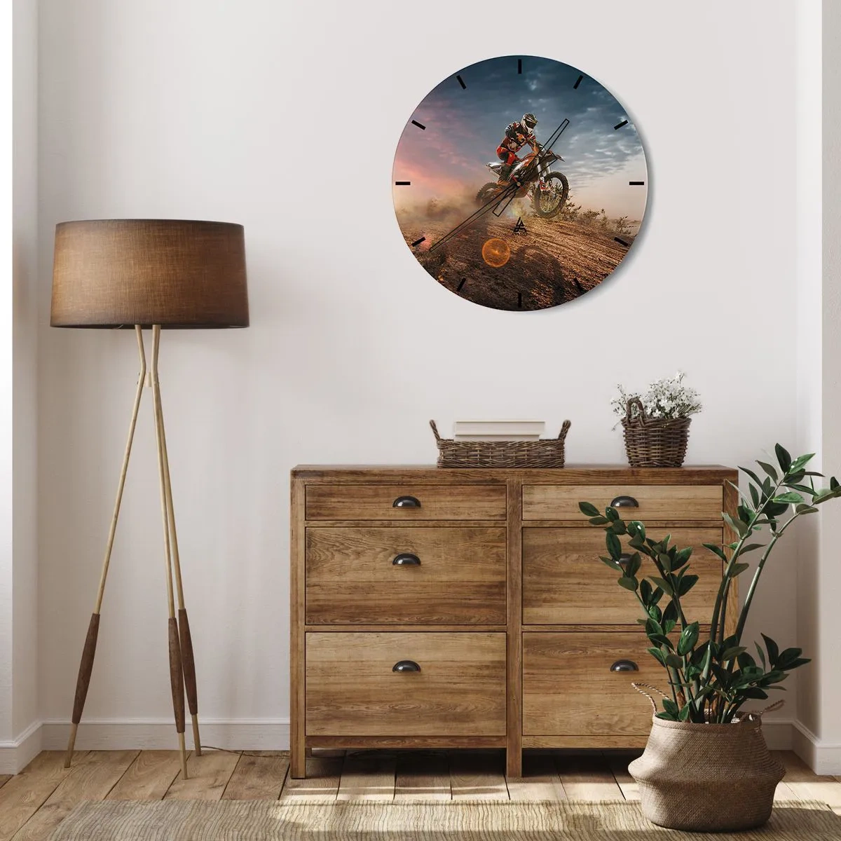 Ceas de perete - Ceas pe sticlă - Motociclist în deșert la apus - 30x30cm - Pentru victorie - Decorațiune modernă pentru perete pentru living, bucătărie și dormitor ARTTOR