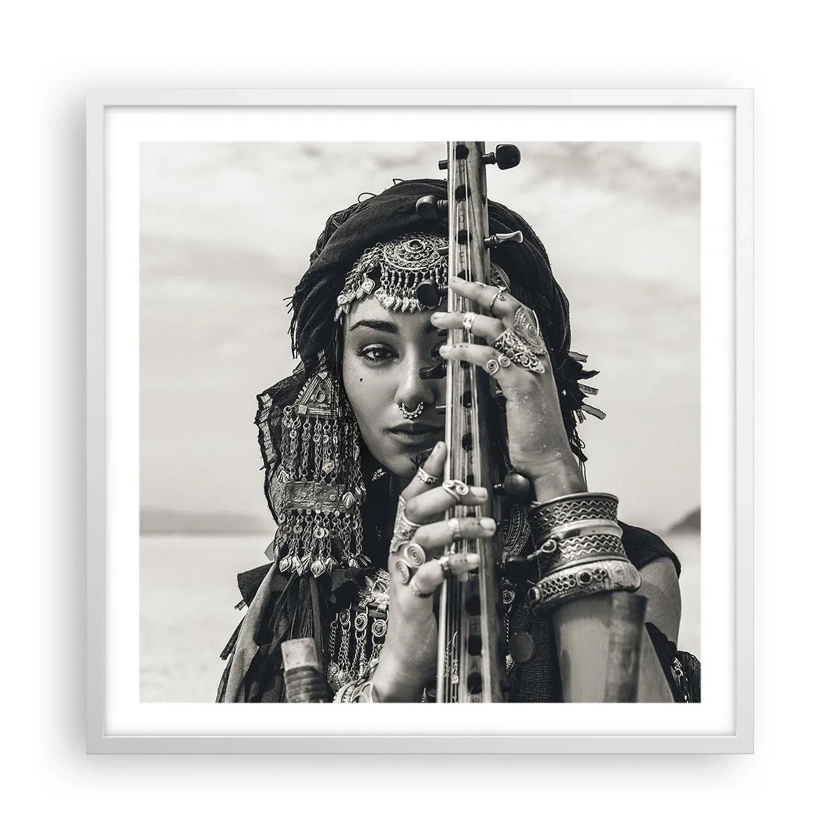 Poster în ramă albă - Muzica orientală în sine - 60x60 cm