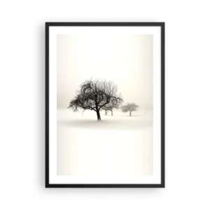 Poster în ramă neagră - Peisaj de iarnă cu copaci singuratici într-un cadru cețos - 50x70cm - Hibernare - Decorațiune modernă pentru perete pentru living și dormitor ARTTOR