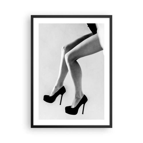 Poster în ramă neagră - Fotografie alb-negru a picioarelor unei femei cu tocuri înalte - 50x70cm - Eterna feminitate - Decorațiune modernă pentru perete pentru living și dormitor ARTTOR