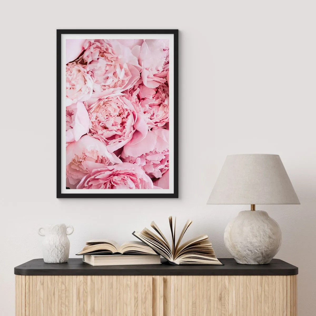 Poster în ramă neagră - Un prim-plan al bujorilor roz delicați în plină floare - 50x70cm - Îmbrățișate și parfumate - Decorațiune modernă pentru perete pentru living și dormitor ARTTOR