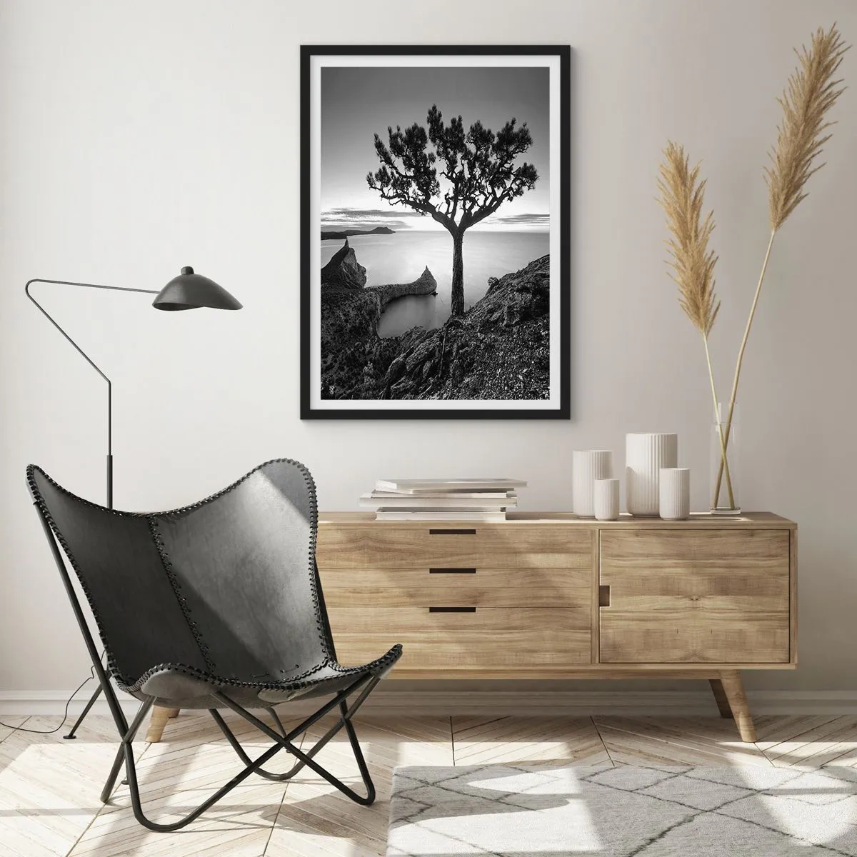 Poster în ramă neagră - Peisaj alb-negru cu un copac singuratic peste o stâncă - 50x70cm - Liniște până la orizont - Decorațiune modernă pentru perete pentru living și dormitor ARTTOR