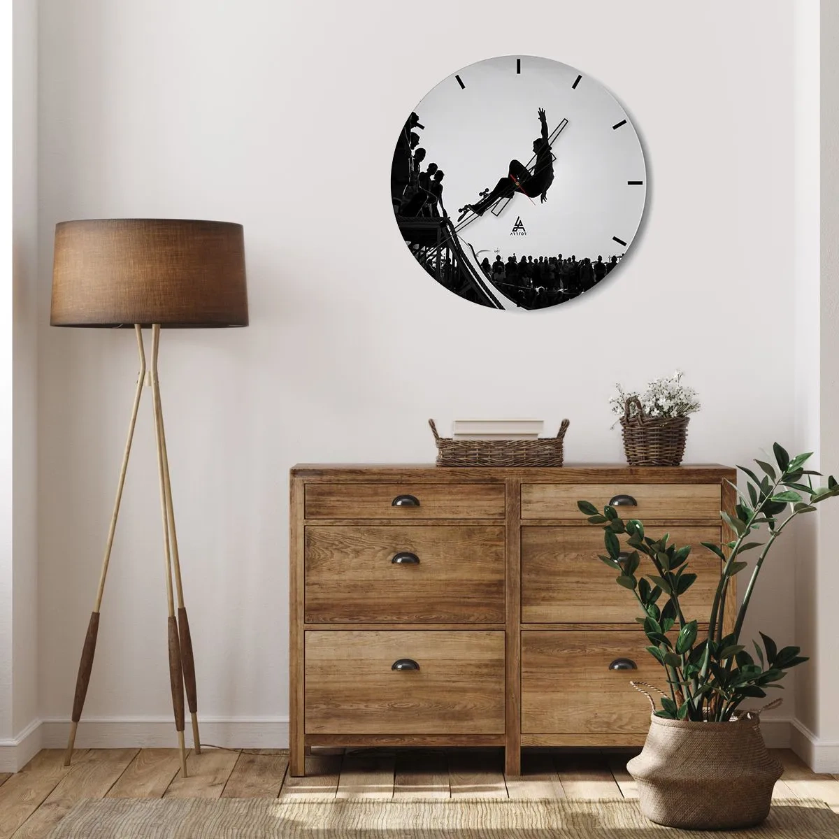 Ceas de perete - Ceas pe sticlă - Motiv alb-negru al unui skateboarder pe o rampă într-o mulțime de oameni - 30x30cm - Eroi și spectatori - Decorațiune modernă pentru perete pentru living, bucătărie și dormitor ARTTOR