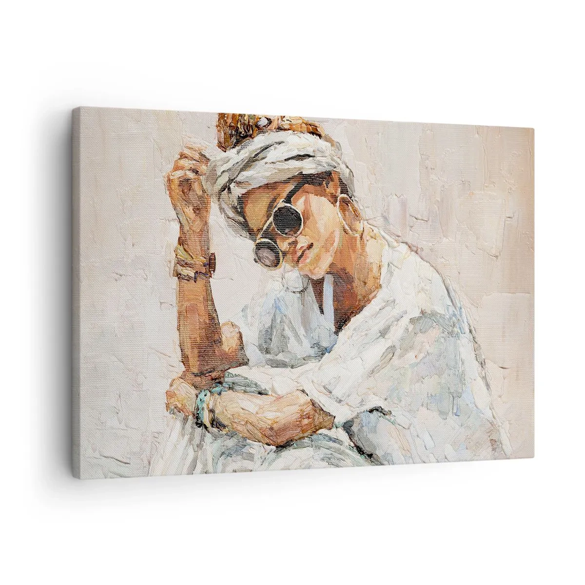 Tablou pe pânză Canvas - Portretul unei femei purtând ochelari de soare pe un perete deschis la culoare - 70x50cm - Portret în plin soare - Decorațiune modernă pentru perete pentru living și dormitor ARTTOR